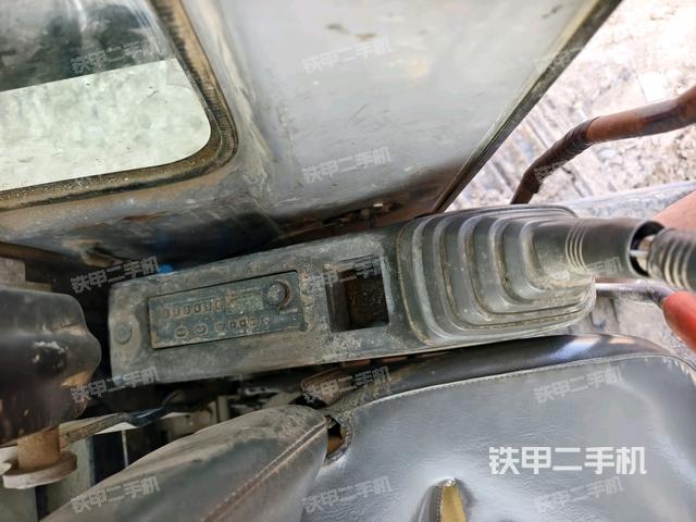 座椅左侧控制台/音响/含左手柄(驾驶室部分) 座椅左侧控制台/音响/含左手柄(驾驶室部分)