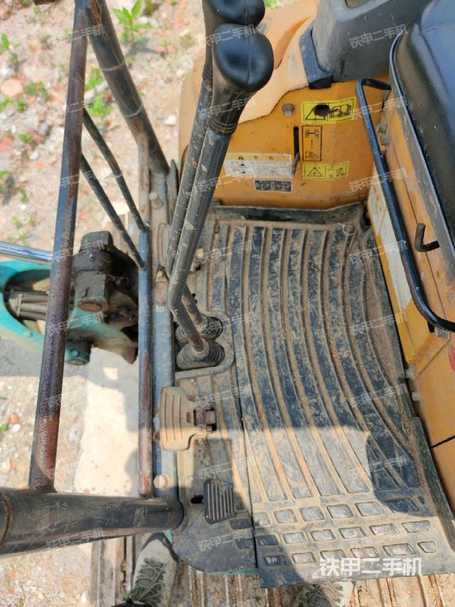 行走控制手柄和踏板 俯拍（驾驶室部分）