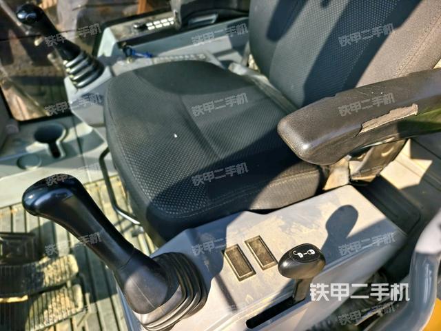 座椅左侧控制台/音响/含左手柄(驾驶室部分) 座椅左侧控制台/音响/含左手柄(驾驶室部分)