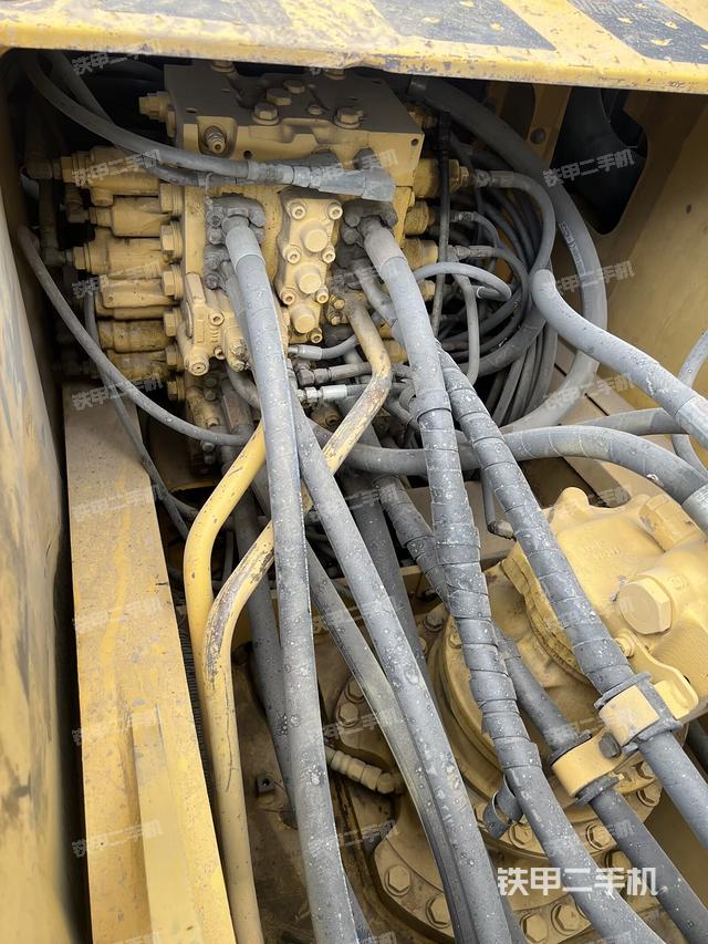 回转马达和主控阀(整机外观) 回转马达和主控阀(整机外观)