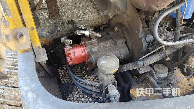 液压泵舱室正面整体（整机外观）