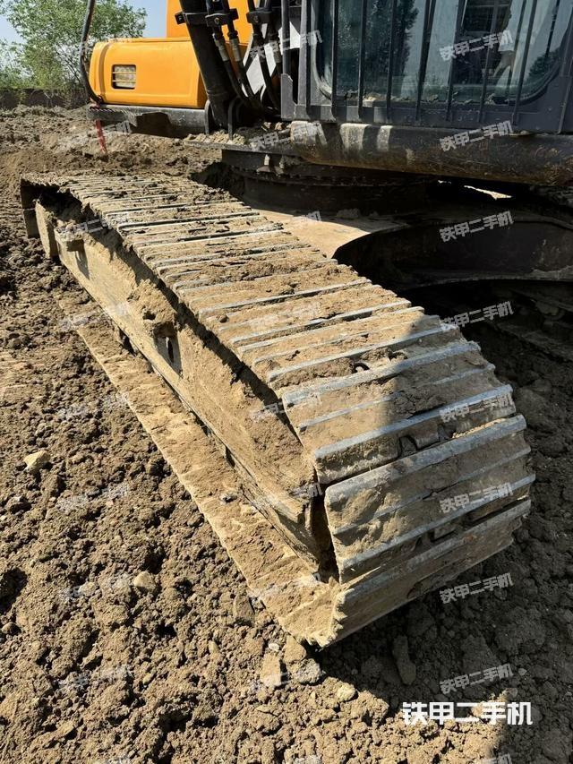 单侧履带整体(整机外观) 单侧履带整体(整机外观)