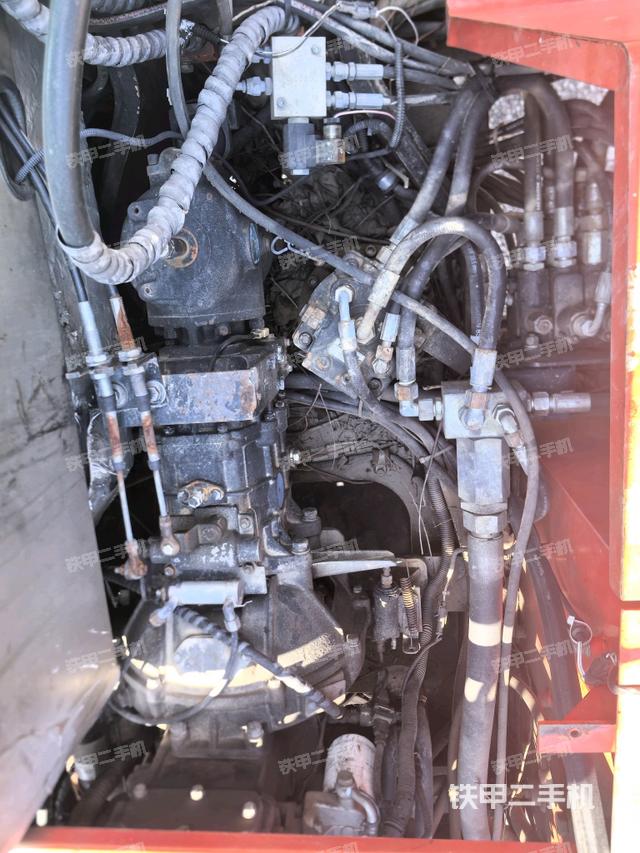 液压泵舱室正面整体(整机外观) 液压泵舱室正面整体(整机外观)