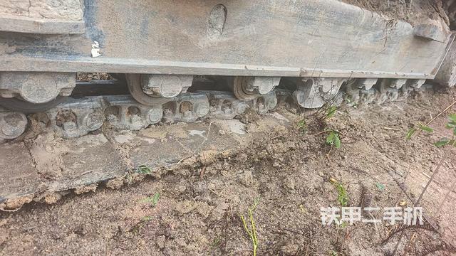 單側(cè)履帶整體(整機(jī)外觀) 單側(cè)履帶整體(整機(jī)外觀)