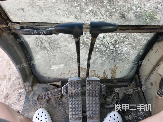 行走控制手柄和踏板 俯拍(驾驶室部分) 行走控制手柄和踏板 俯拍(驾驶室部分)