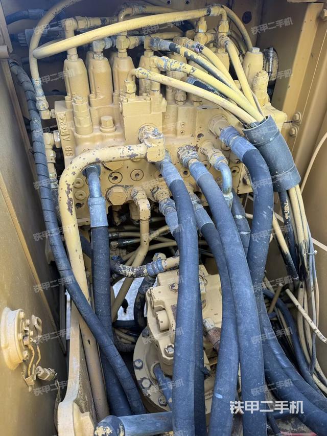 回转马达和主控阀（整机外观）