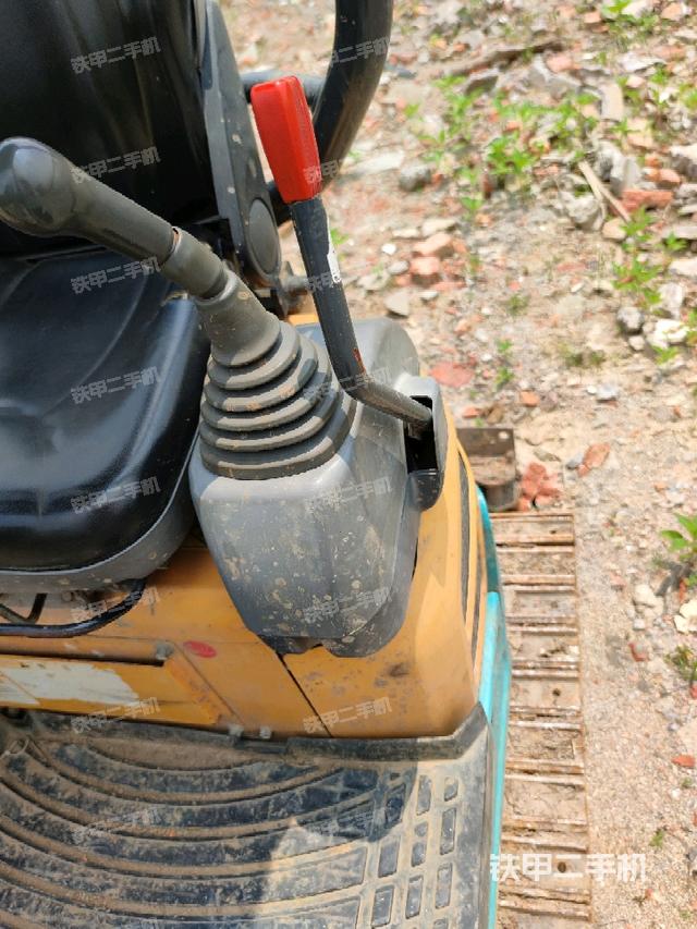 座椅左侧控制台/音响/含左手柄（驾驶室部分）