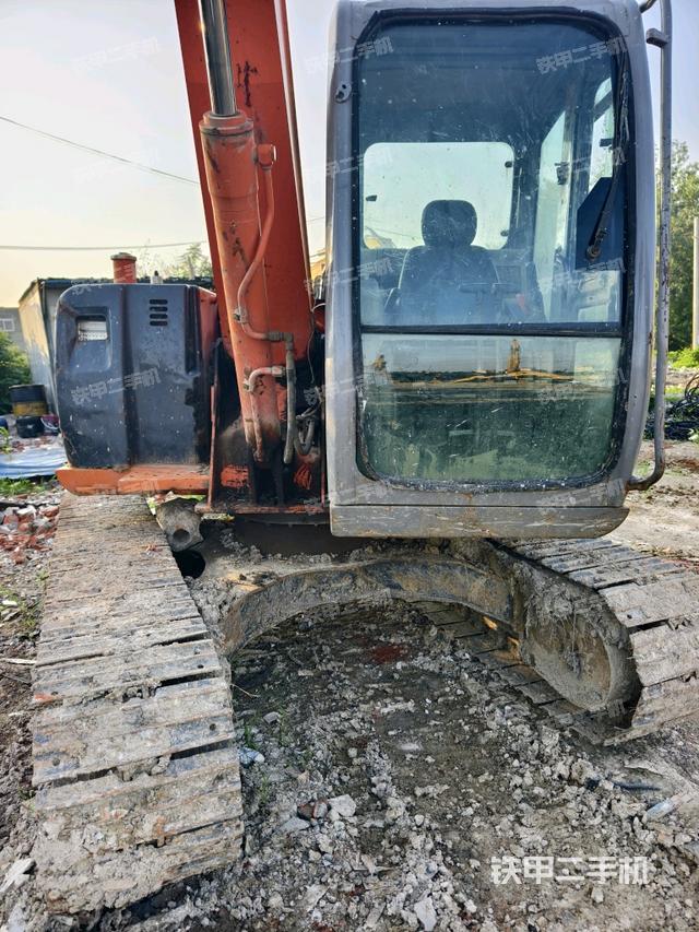 转盘和下车架正前(工作和回转装置) 转盘和下车架正前(工作和回转装置)