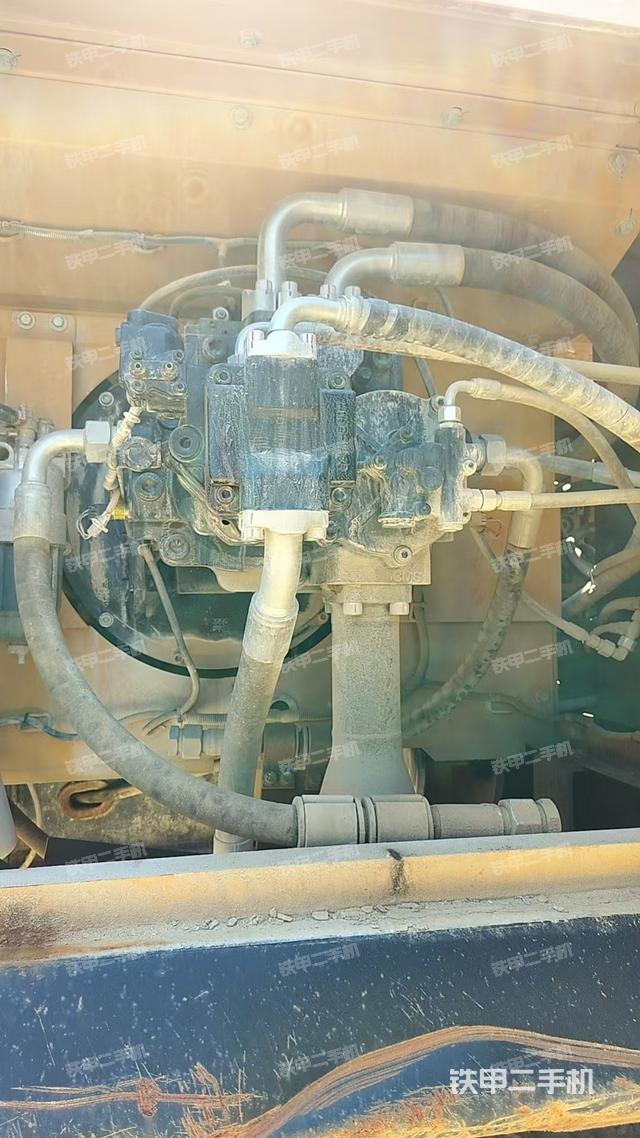 液壓泵艙室正面整體(整機外觀) 液壓泵艙室正面整體(整機外觀)