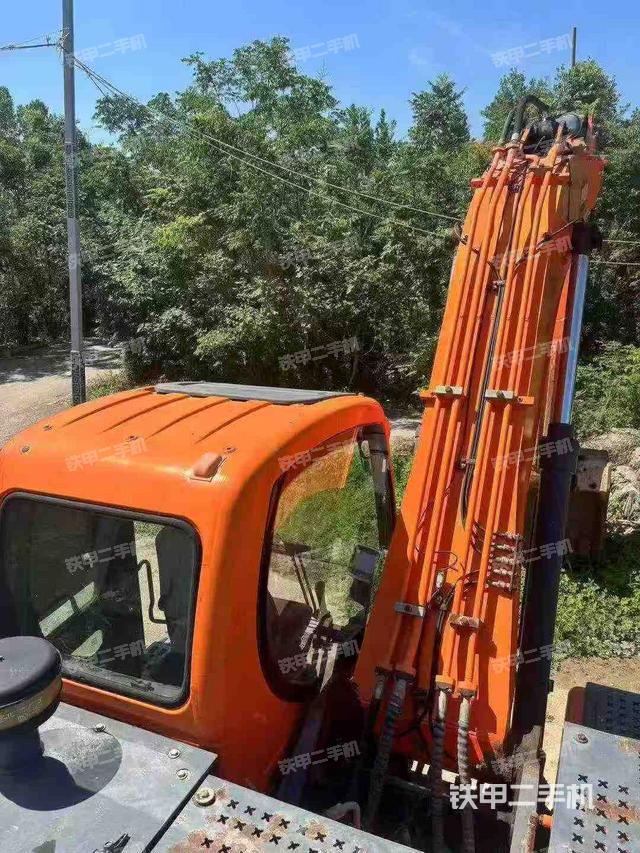 駕駛室頂部(整機(jī)外觀) 駕駛室頂部(整機(jī)外觀)