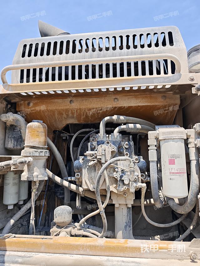 液压泵舱室正面整体（整机外观）