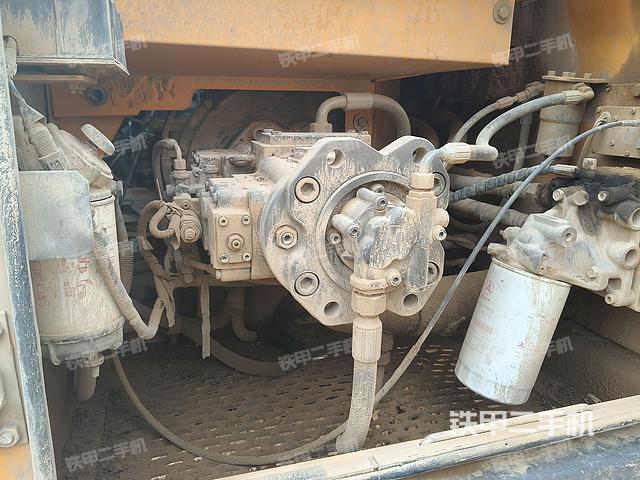 液压泵舱室正面整体（整机外观）