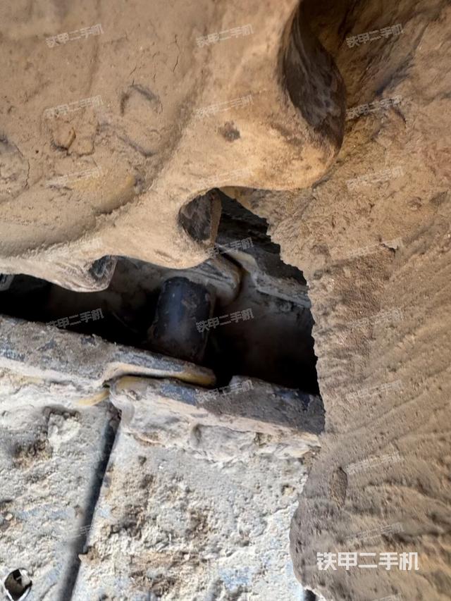 單側(cè)履帶整體(整機外觀) 單側(cè)履帶整體(整機外觀)