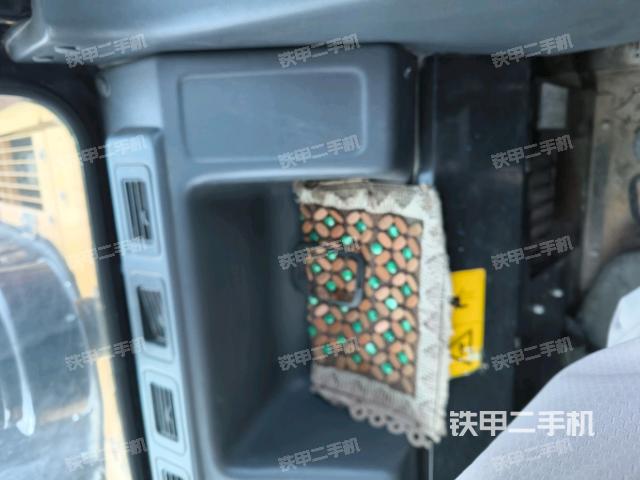 座椅右側(cè)控制臺(tái)/鑰匙門(mén)/油門(mén)/含右手柄（駕駛室部分）