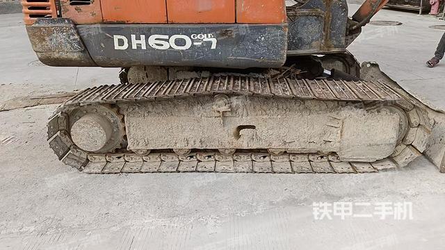 单侧履带整体(整机外观) 单侧履带整体(整机外观)