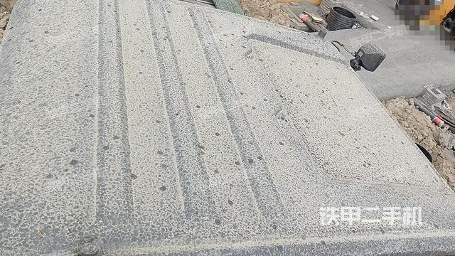 驾驶室顶部(整机外观) 驾驶室顶部(整机外观)