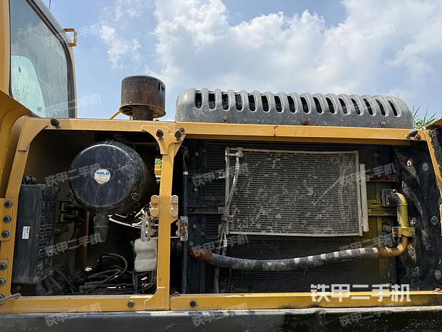 液压泵舱室正面整体（整机外观）