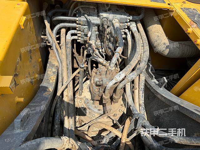 回转马达和主控阀（整机外观）