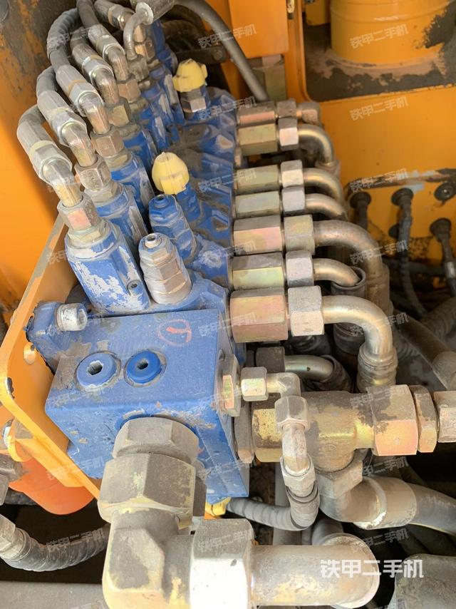 回轉(zhuǎn)馬達和主控閥（整機外觀）