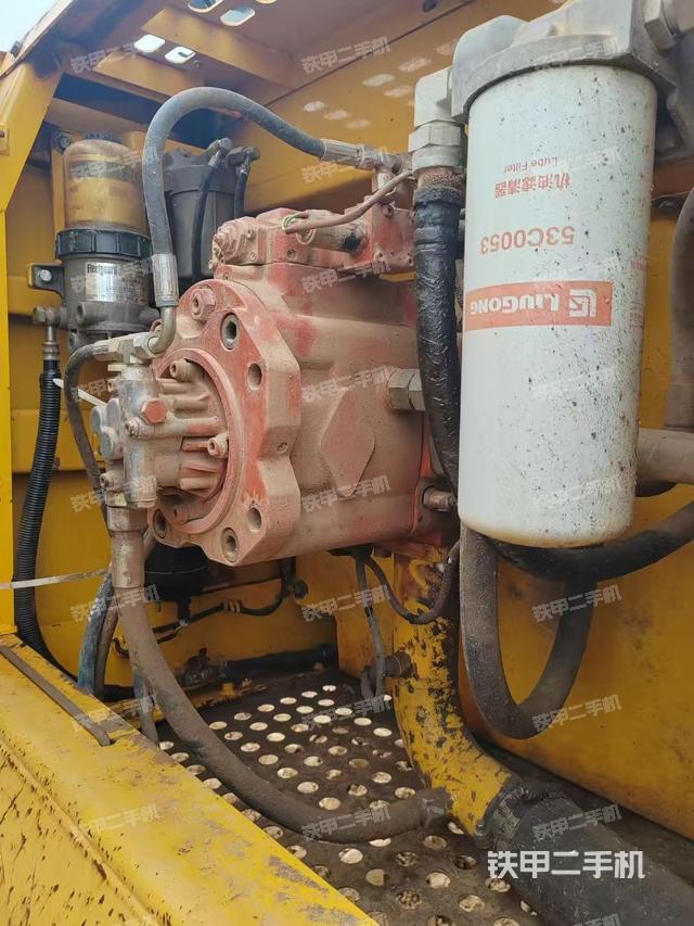 液壓泵艙室正面整體(整機外觀) 液壓泵艙室正面整體(整機外觀)