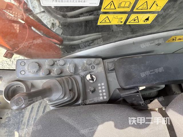 行走控制手柄和踏板 俯拍(驾驶室部分) 行走控制手柄和踏板 俯拍(驾驶室部分)