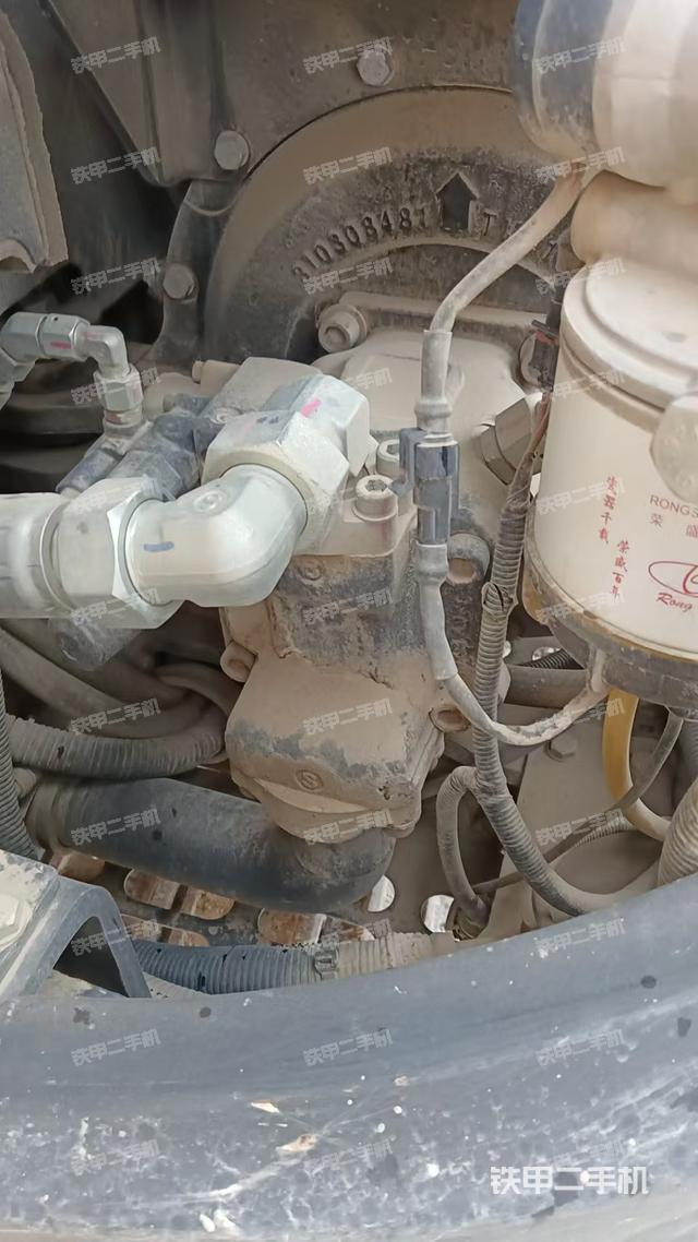 液压泵舱室正面整体(整机外观) 液压泵舱室正面整体(整机外观)