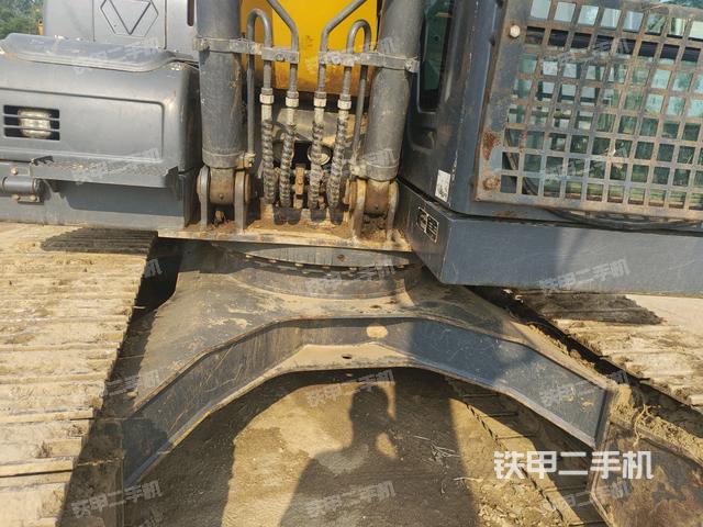 轉(zhuǎn)盤和下車架正前(工作和回轉(zhuǎn)裝置) 轉(zhuǎn)盤和下車架正前(工作和回轉(zhuǎn)裝置)