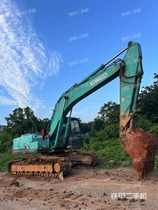 驾驶室整体(整机外观) 驾驶室整体(整机外观)