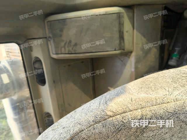 行走控制手柄和踏板 俯拍(驾驶室部分) 行走控制手柄和踏板 俯拍(驾驶室部分)