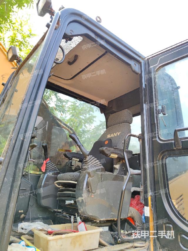 顶棚整体(驾驶室部分) 顶棚整体(驾驶室部分)