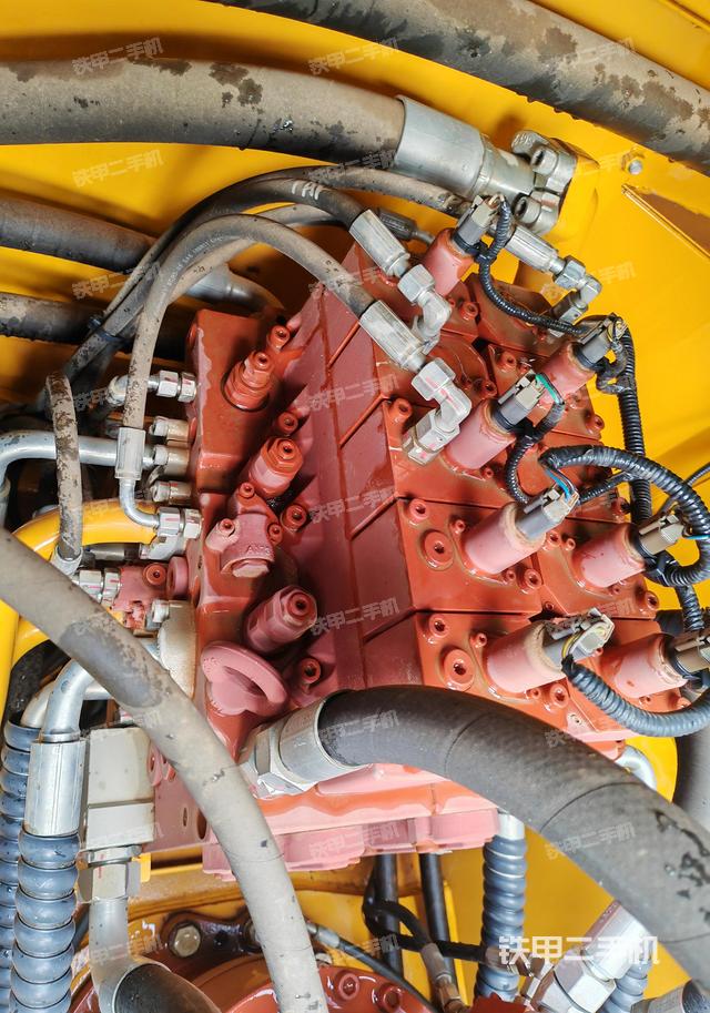 液压泵舱室正面整体（整机外观）