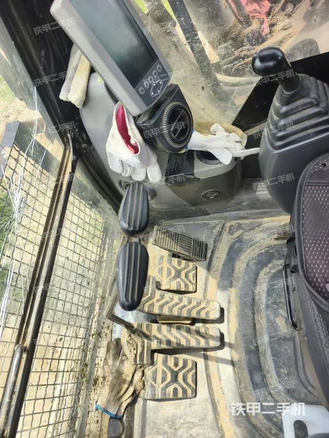 行走控制手柄和踏板?俯拍（駕駛室部分）