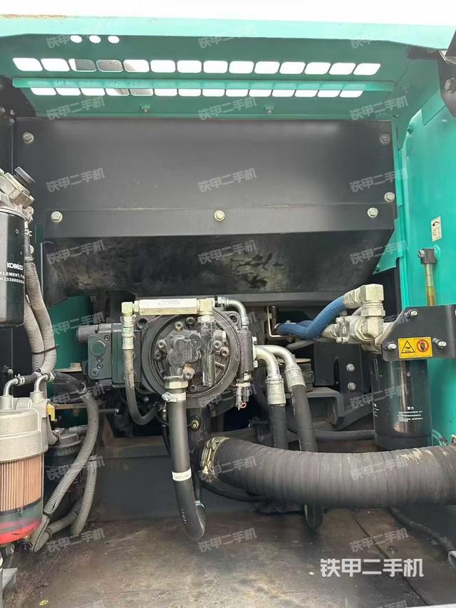 液压泵舱室正面整体(整机外观) 液压泵舱室正面整体(整机外观)