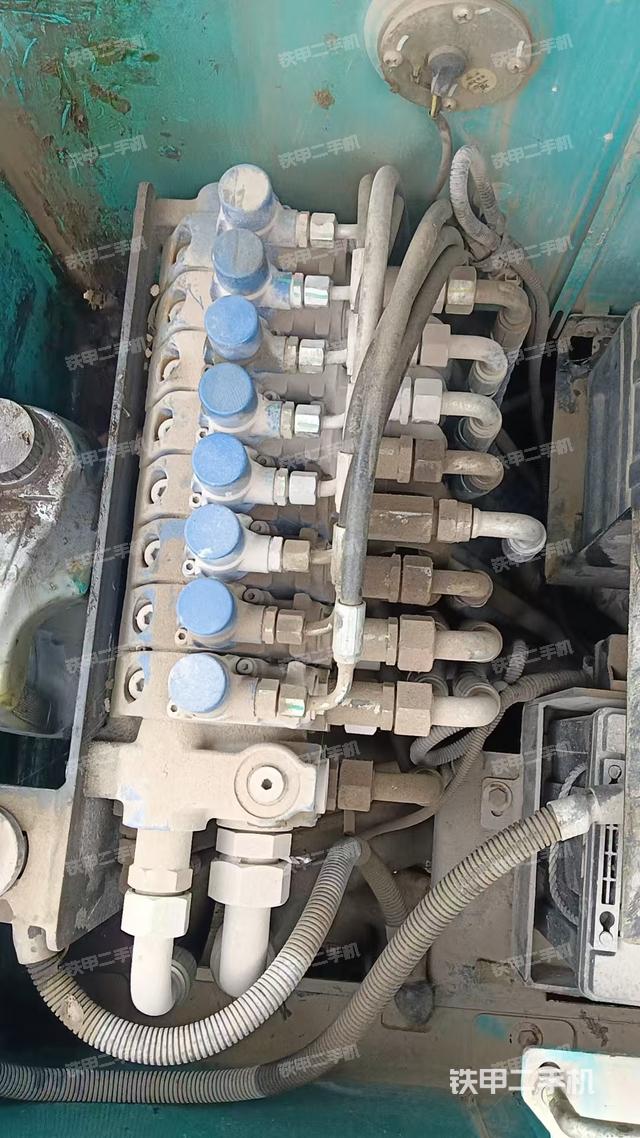 回轉(zhuǎn)馬達(dá)和主控閥（整機(jī)外觀）