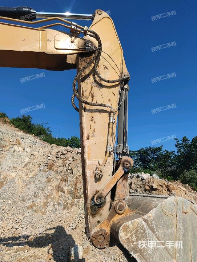 小臂整体右前(工作和回转装置) 小臂整体右前(工作和回转装置)