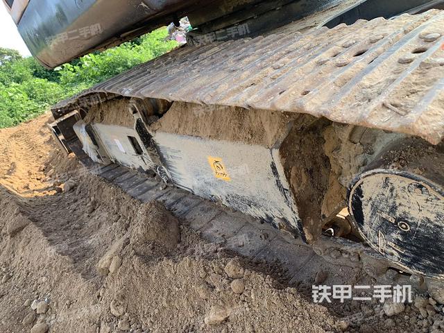 单侧履带整体(整机外观) 单侧履带整体(整机外观)