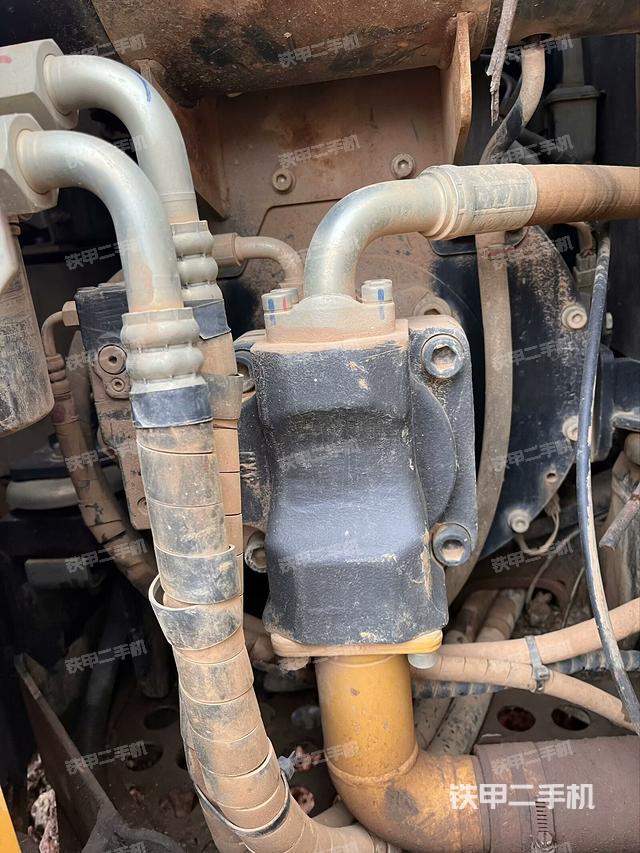 液压泵舱室正面整体（整机外观）