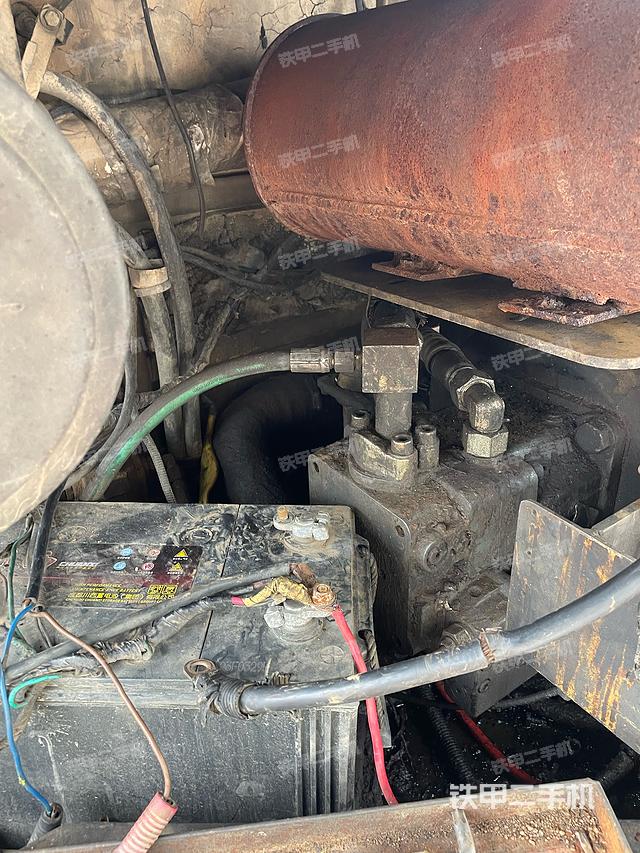 液壓泵艙室正面整體(整機(jī)外觀(guān)) 液壓泵艙室正面整體(整機(jī)外觀(guān))