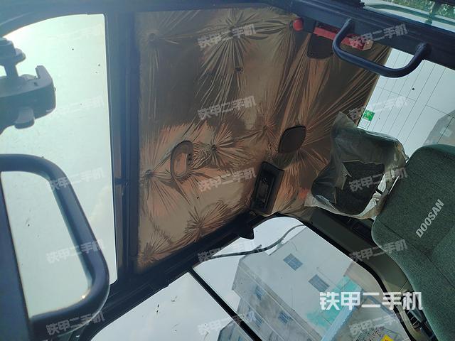 驾驶室顶部(整机外观) 驾驶室顶部(整机外观)