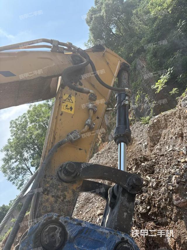 大臂油缸整体 竖拍(工作和回转装置) 大臂油缸整体 竖拍(工作和回转装置)