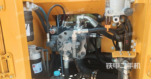 液压泵舱室正面整体(整机外观) 液压泵舱室正面整体(整机外观)