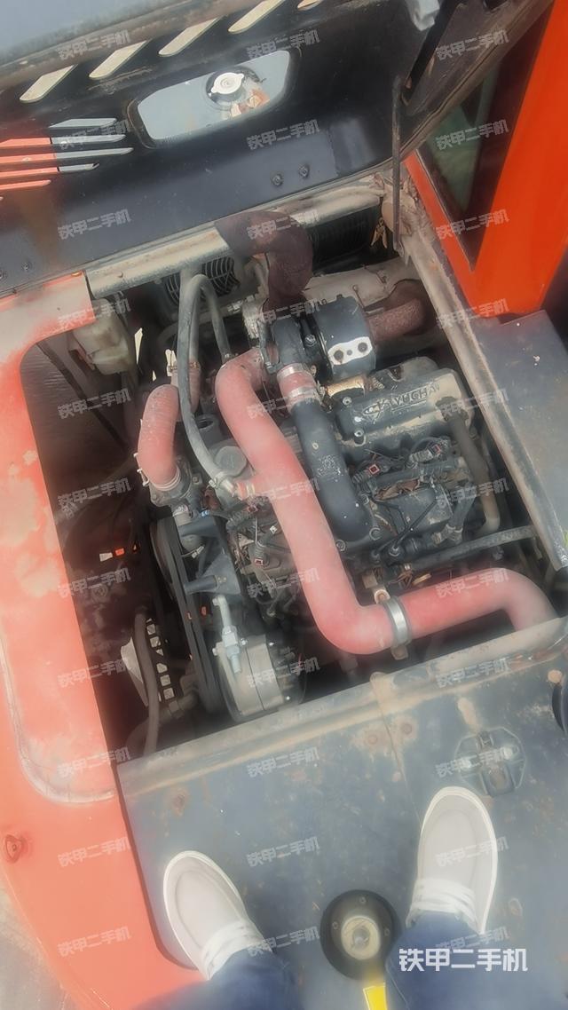 液壓泵艙室正面整體(整機(jī)外觀) 液壓泵艙室正面整體(整機(jī)外觀)