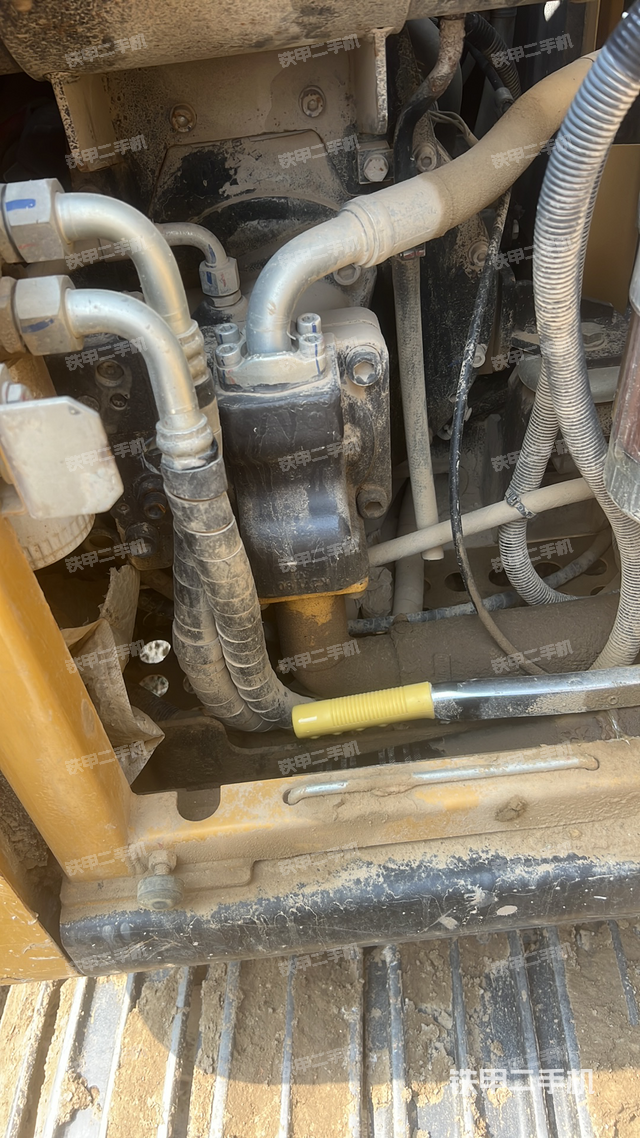 液压泵舱室正面整体(整机外观) 液压泵舱室正面整体(整机外观)