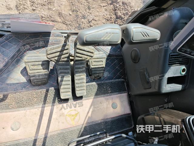 行走控制手柄和踏板 俯拍(驾驶室部分) 行走控制手柄和踏板 俯拍(驾驶室部分)
