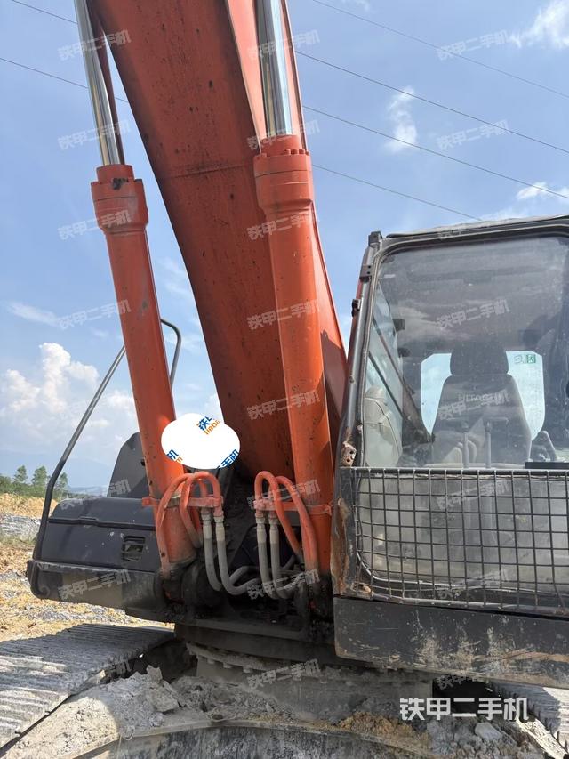 转盘和下车架正前(工作和回转装置) 转盘和下车架正前(工作和回转装置)