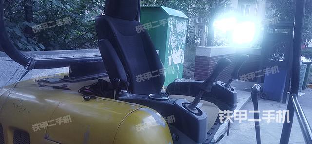 駕駛室整體(整機(jī)外觀) 駕駛室整體(整機(jī)外觀)