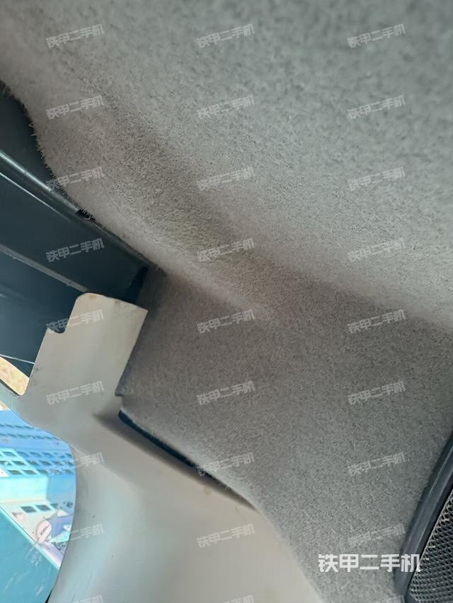 行走控制手柄和踏板 俯拍(驾驶室部分) 行走控制手柄和踏板 俯拍(驾驶室部分)