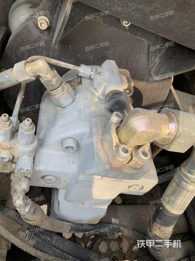 液壓泵艙室正面整體（整機外觀）