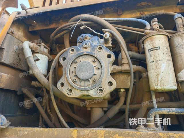液壓泵艙室正面整體(整機外觀) 液壓泵艙室正面整體(整機外觀)