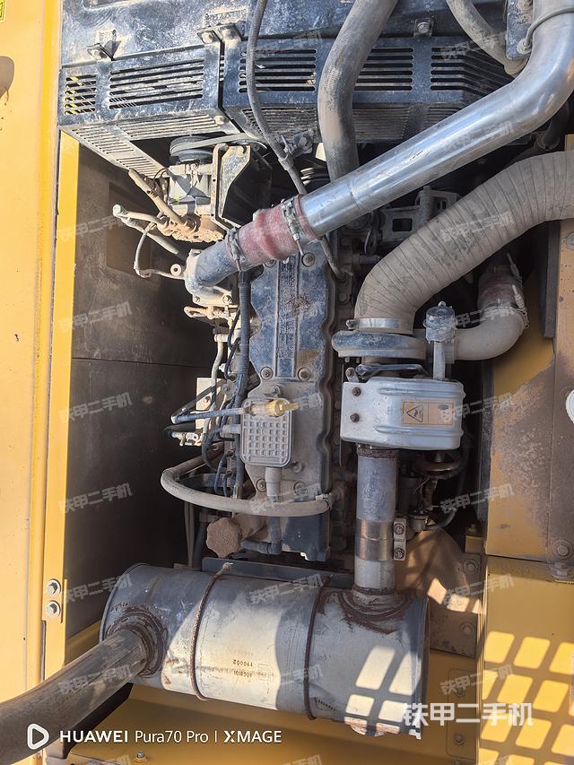 液压泵舱室正面整体（整机外观）